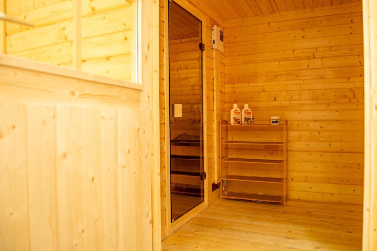Wellness Mitten In Der Wasserfallstadt Triberg Triberg im Schwarzwald Exterior foto